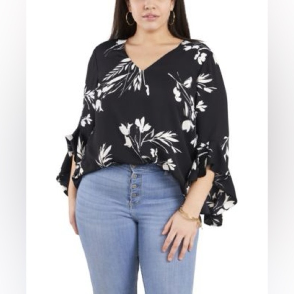 Vince Camuto Black and White Floral Blouse 🖤🖤 - Picture 13 of 16